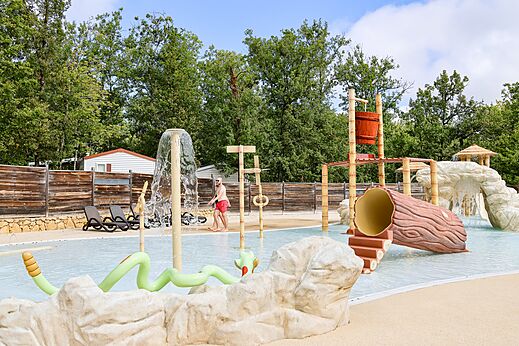 Zona acu�tica l�dica con tobog�n y juegos de agua en el camping CLICOCHIC Lou Castel en Castelnaud-la-Chapelle (24).