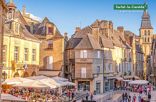 Sarlat-la-Can�da, ciudad medieval para visitar cerca del camping en Dordo�a.