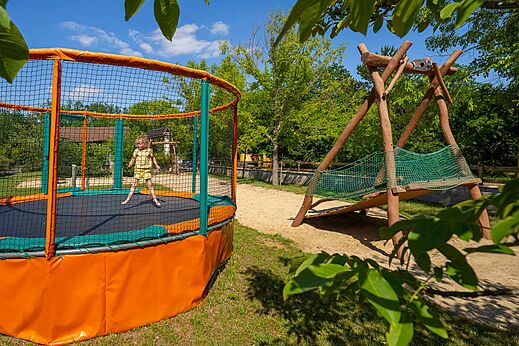 Trampol�n y zona de juegos para ni�os en el camping CLICOCHIC Lou Castel.
