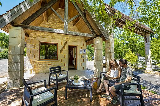 Edificio de recepci�n de piedra en el camping CLICOCHIC Lou Castel en Castelnaud-la-Chapelle.