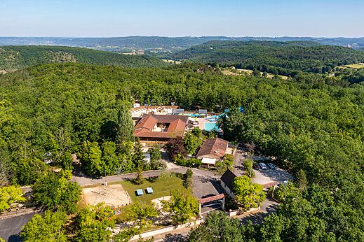 Vista a�rea del complejo acu�tico y colinas en el camping CLICOCHIC Lou Castel.