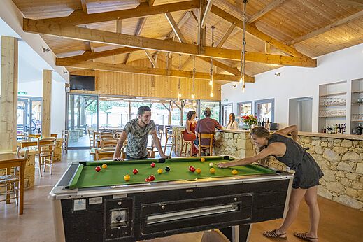 Partida de billar y bar animado en el camping CLICOCHIC Lou Castel en Castelnaud-la-Chapelle (24).