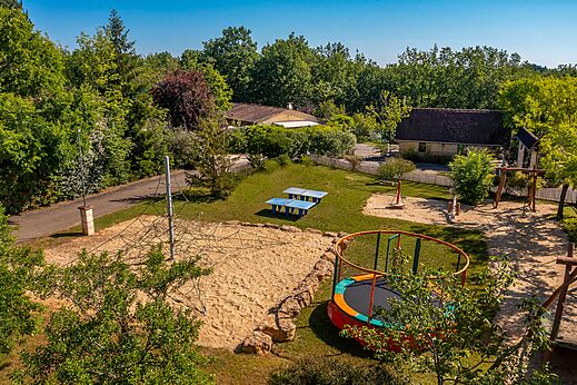 Zona de juegos, trampolín, red para escalar en camping CLICOCHIC Lou Castel.
