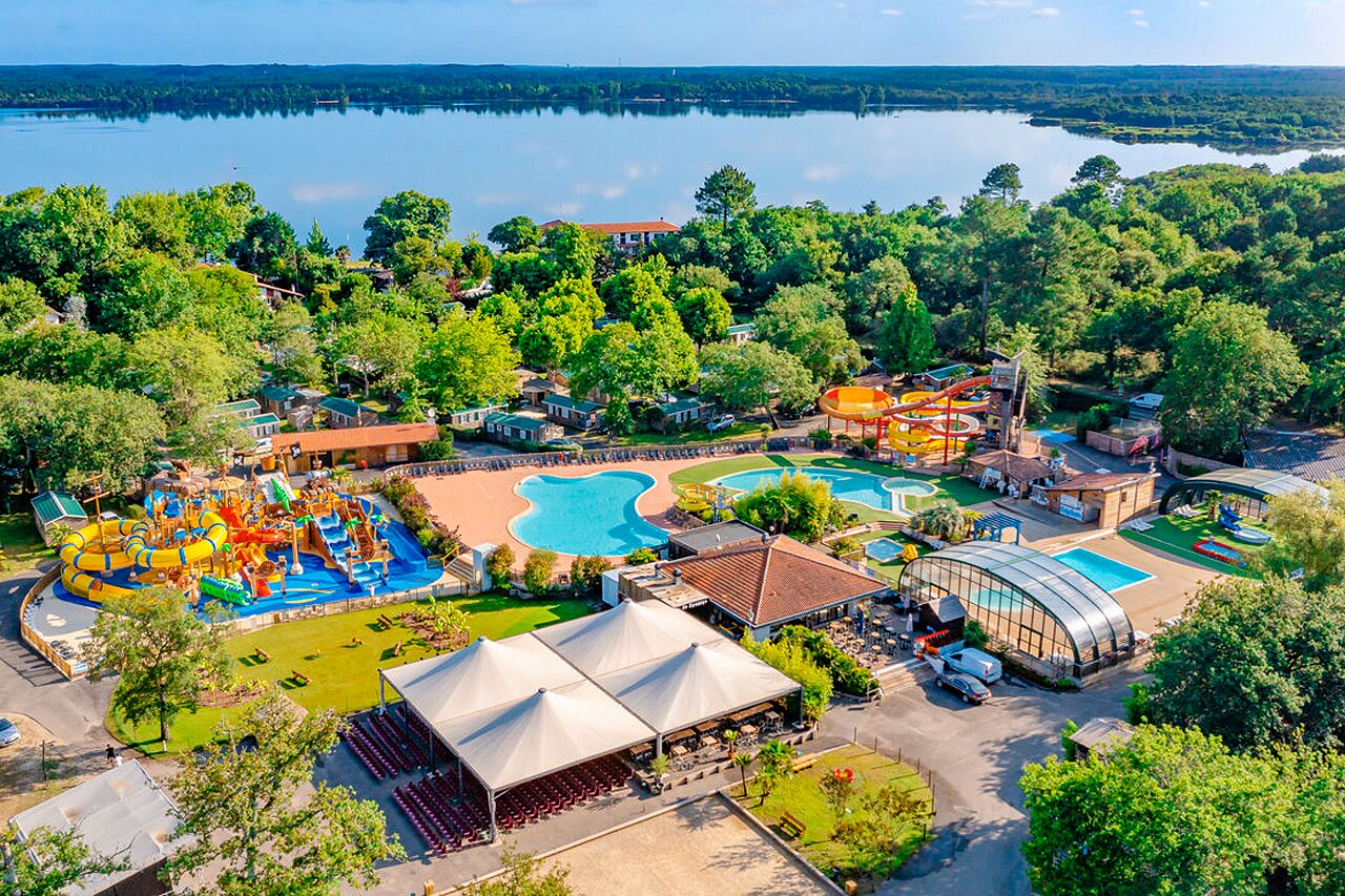 Parque acu�tico, piscinas, Mobil-homes y lago en el camping CAPFUN Lou Puntaou en LEON.