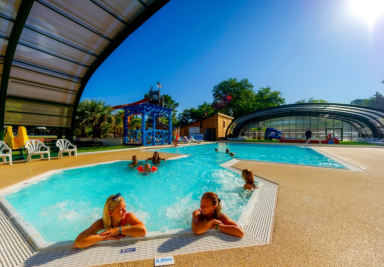 Zona acu�tica con jacuzzi, tobog�n y piscina cubierta en el camping CAPFUN Lou Puntaou en LEON (40).