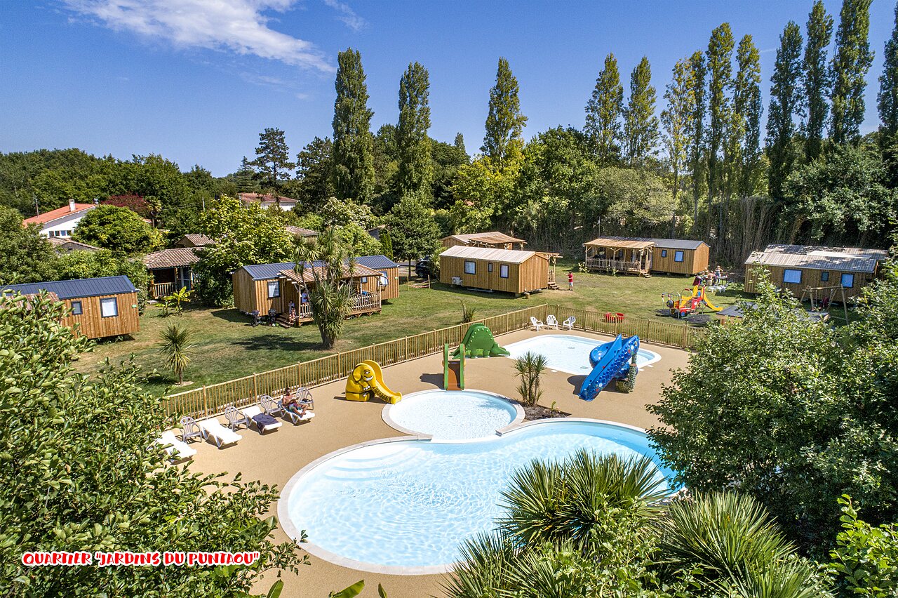 Piscina exterior, toboganes, Mobil-homes, juegos en camping CAPFUN Lou Puntaou.