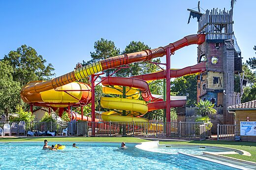 Toboganes acu�ticos gigantes y piscina exterior en el camping CAPFUN Lou Puntaou en LEON (40).
