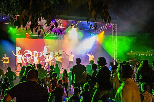 Animaci�n nocturna con bailarines en el camping CAPFUN Lou Puntaou en LEON (40).