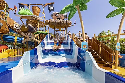 Toboganes acu�ticos y zona de juegos pirata en el camping CAPFUN Lou Puntaou en LEON (40).