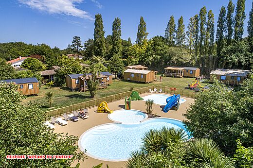 Vista a�rea piscina con toboganes y Mobil-homes en el camping CAPFUN Lou Puntaou en LEON (40).