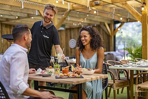 Servicio de restaurante en terraza en el camping CAPFUN Lou Puntaou en LEON (40).