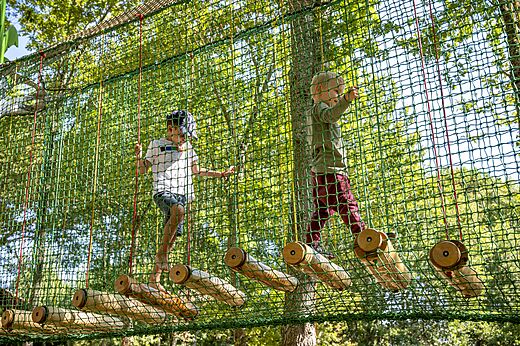 Ni�os en recorrido de red suspendida en el camping CAPFUN Lou Puntaou en LEON (40).