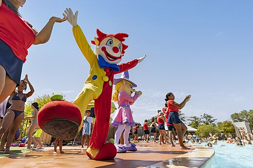 Animaci�n con mascotas y aquagym en la piscina, CAPFUN Lou Puntaou, LEON (40).