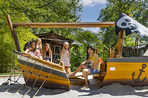Barco pirata de madera, juegos, al camping CAPFUN Lou Puntaou, LEON.