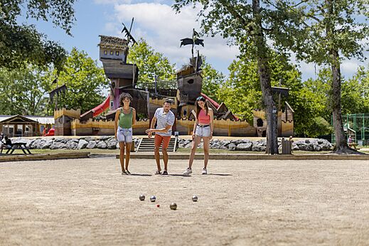 Cancha de petanca, zona de juegos en el camping CAPFUN Lou Puntaou en LEON (40).