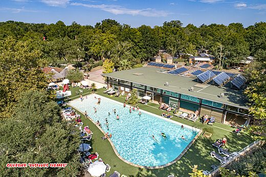 Piscina exterior, vista a�rea del complejo acu�tico en camping CAPFUN Lou Puntaou en LEON (40).