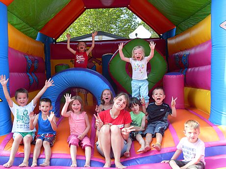 Coloridos juegos hinchables para ni�os en camping CAPFUN Lou Puntaou en LEON (40).