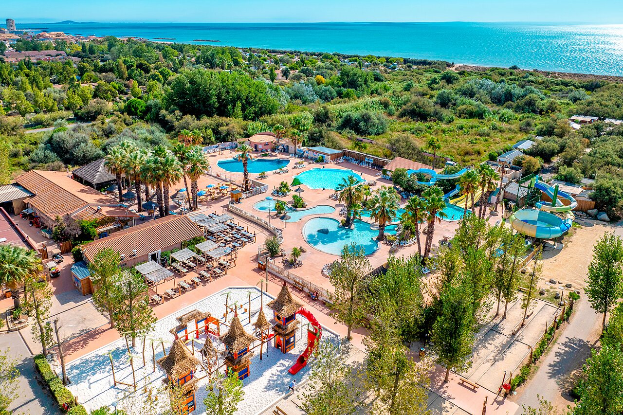 Piscinas, toboganes, parque infantil en camping CAPFUN Lou Village Vendres (34).