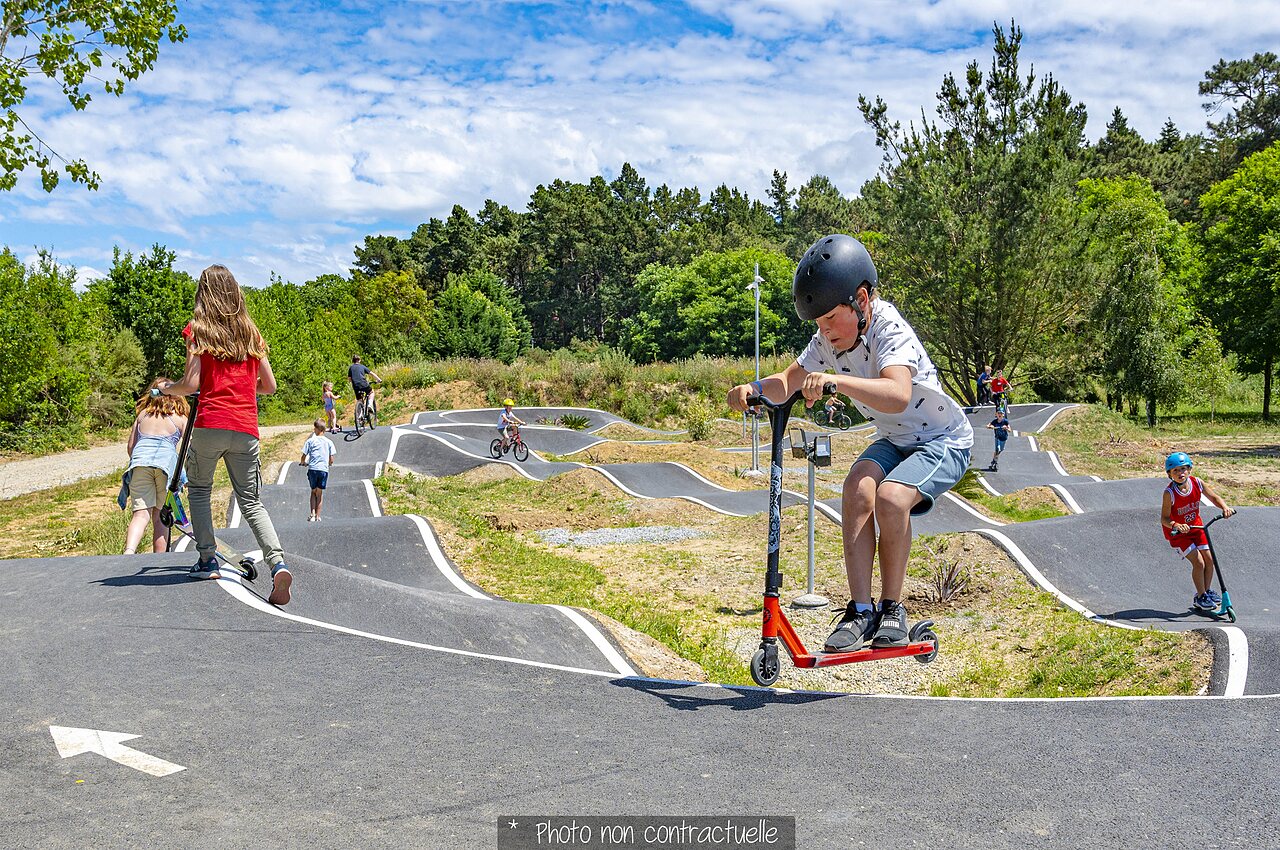 Pump track para ni�os con patinetes y bicicletas en CAPFUN Lou Village, Vendres (34).