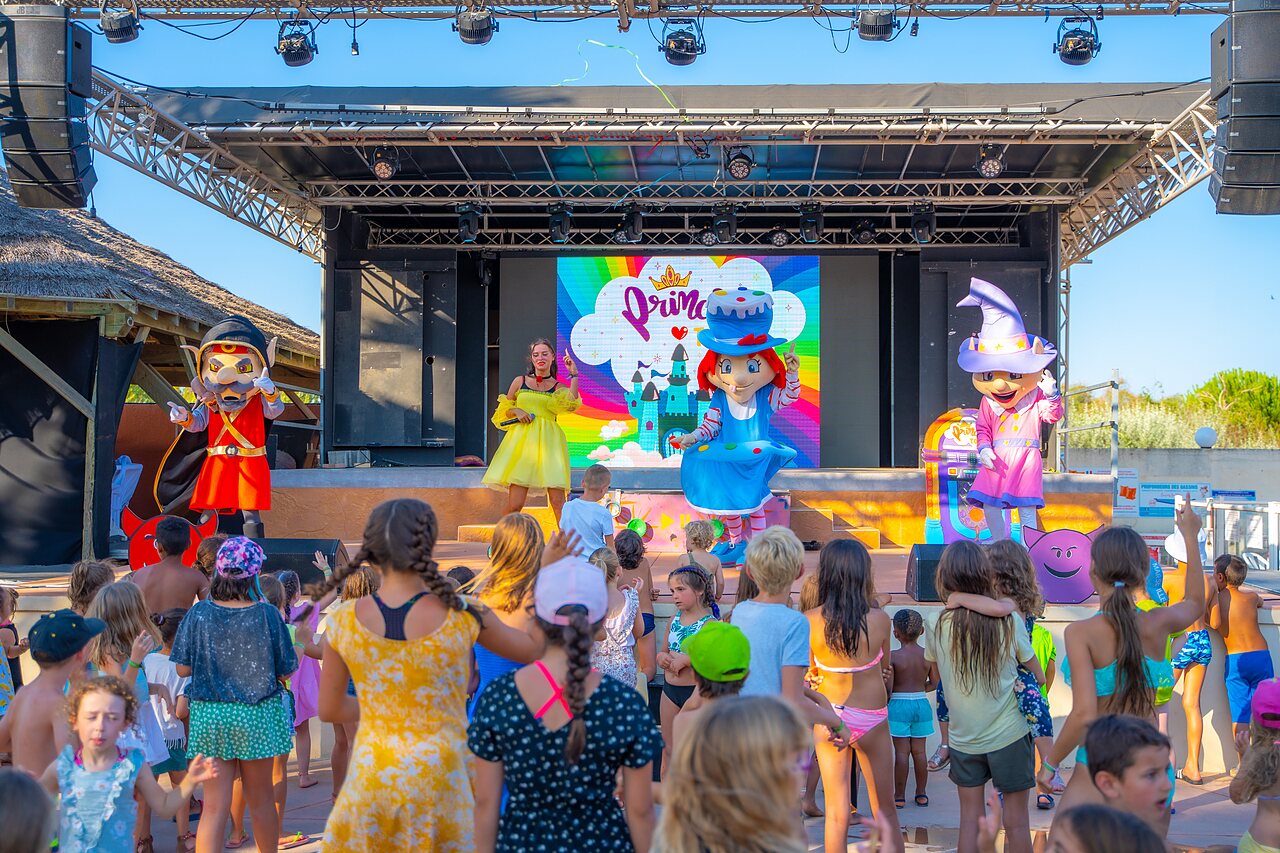 Espect�culo de animaci�n infantil con mascotas en escenario en CAPFUN Lou Village en Vendres.