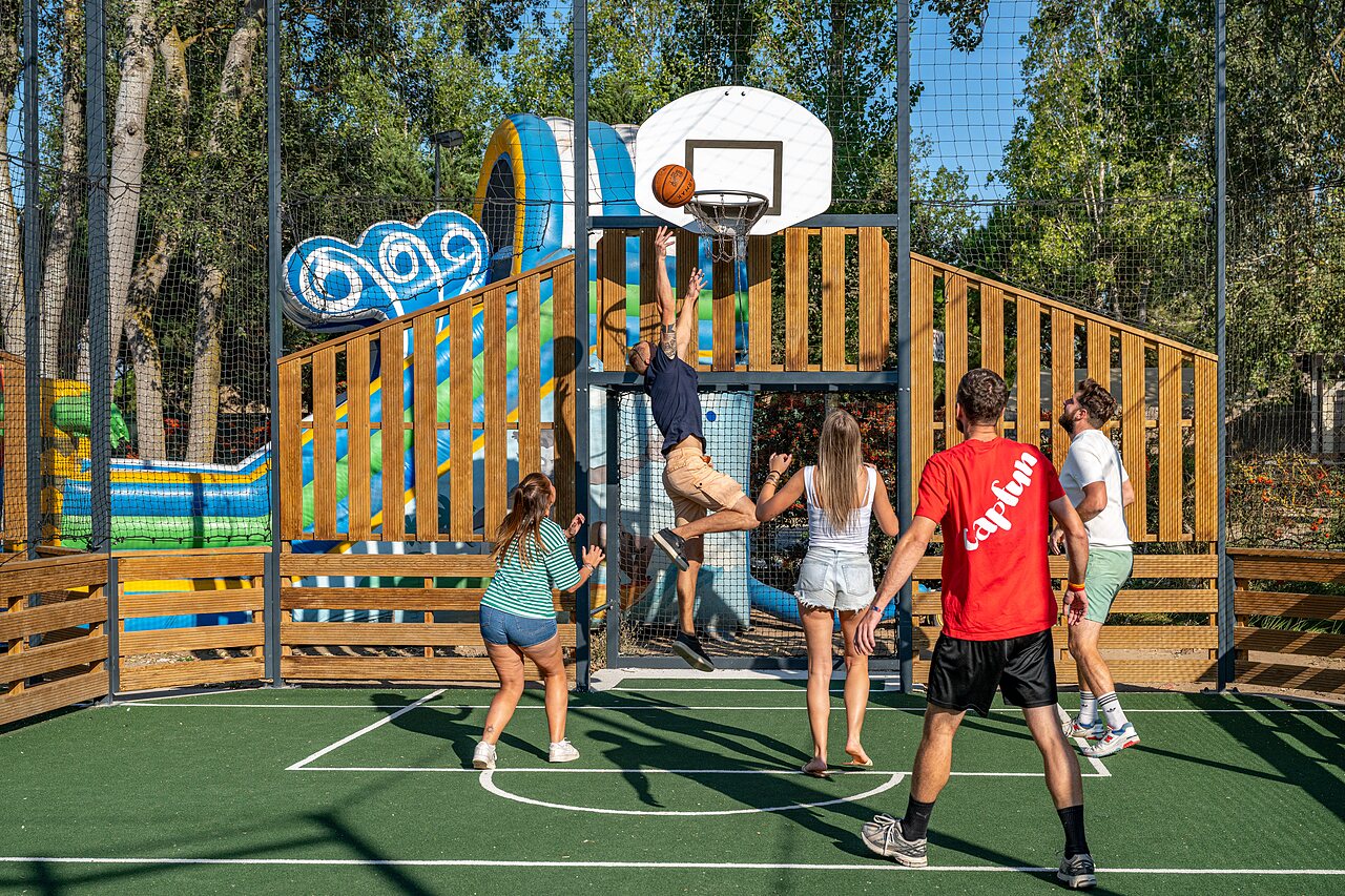 Cancha multideportiva, baloncesto y juegos inflables en el camping CAPFUN Lou Village en Vendres.