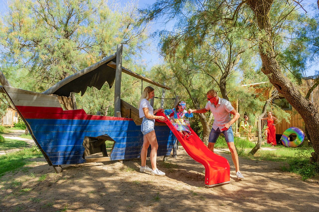 Zona de juegos barco pirata con tobog�n, familia en camping CAPFUN Lou Village en Vendres (34).