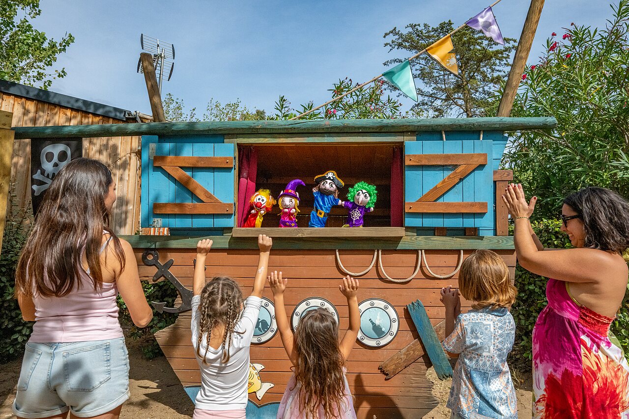 Espect�culo de marionetas para ni�os en el camping CAPFUN Lou Village en Vendres (34).