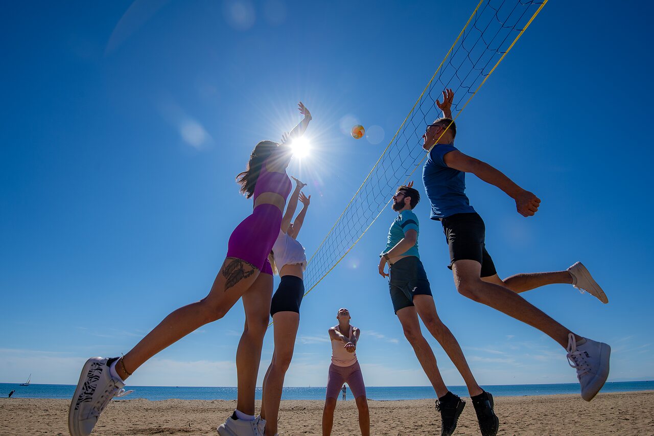 Partido de voleibol de playa en la playa del camping CAPFUN Lou Village en Vendres (34).