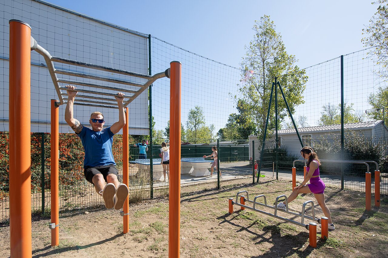 Zona de fitness exterior con barras de dominadas en el camping CAPFUN Lou Village en Vendres.