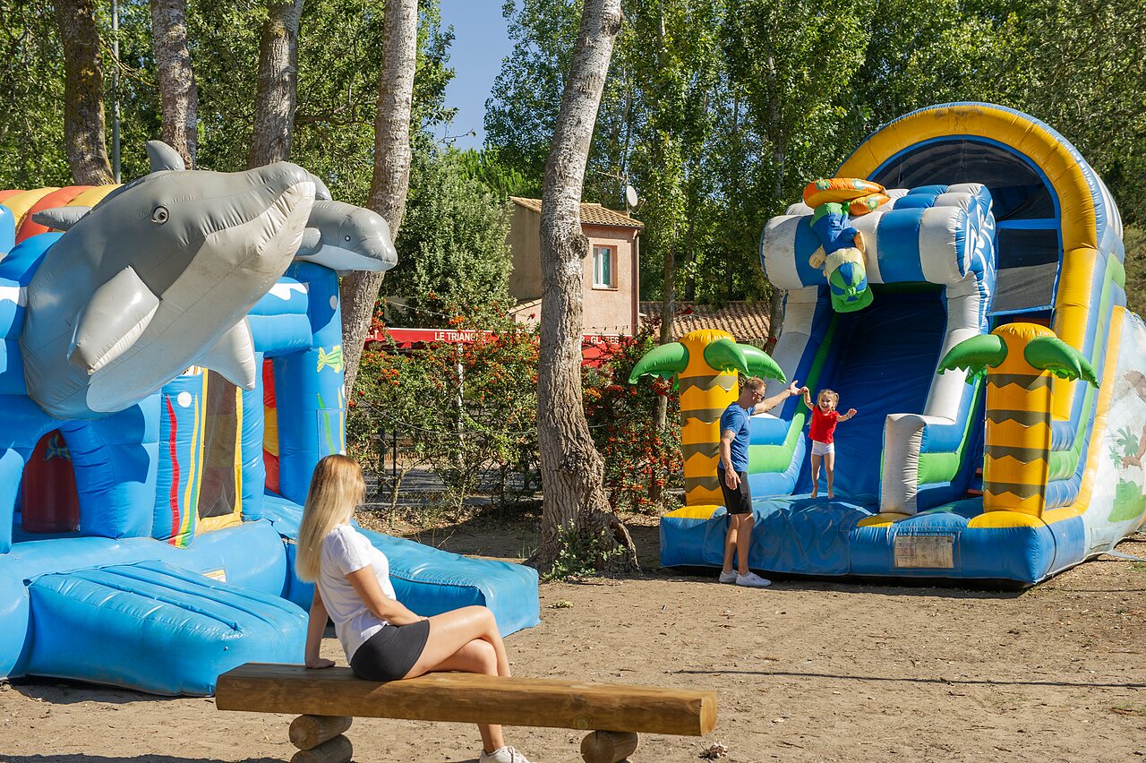 Toboganes hinchables y juegos infantiles en el camping CAPFUN Lou Village en Vendres (34).