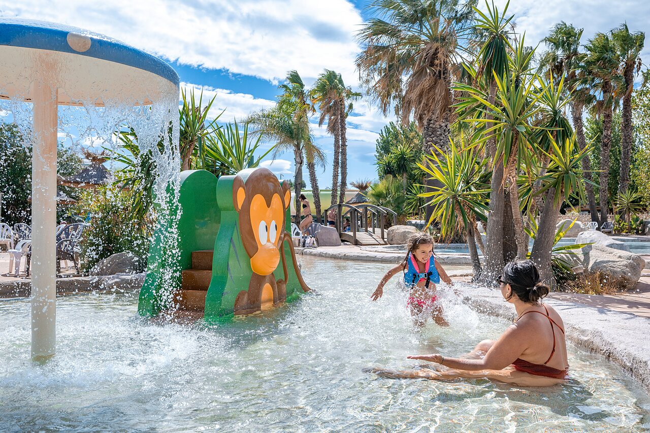 Piscina infantil, tobog�n mono en el camping CAPFUN Lou Village en Vendres (34).