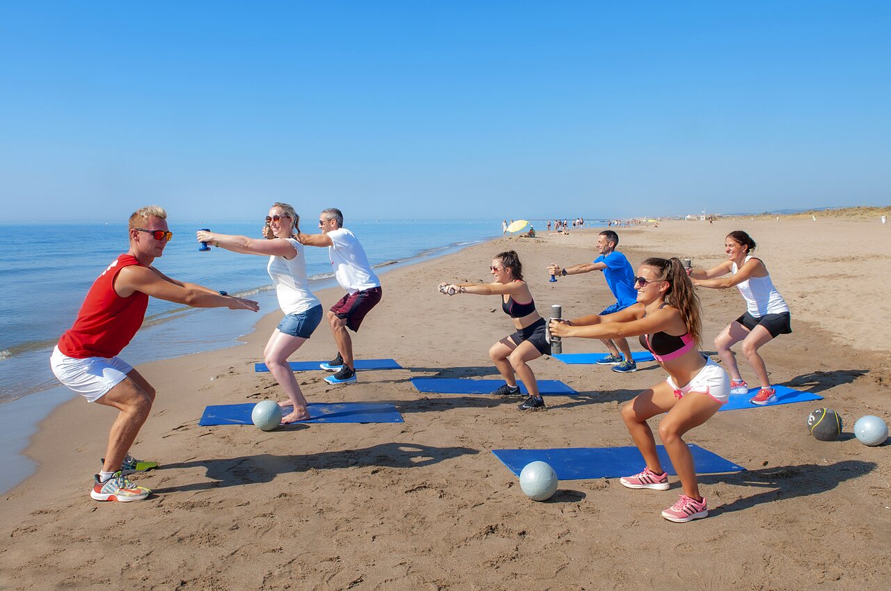 Sesi�n de fitness en la playa con animador en el camping CAPFUN Lou Village en Vendres (34).