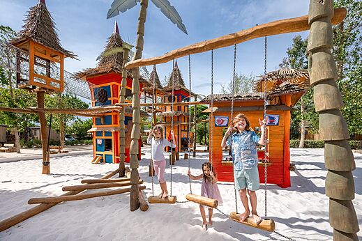 Columpios, zona de juegos niños en el camping CAPFUN Lou Village en Vendres.
