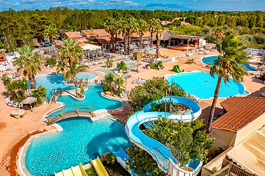 Parque acuático, toboganes, piscinas en CAPFUN Lou Village en Vendres (34).