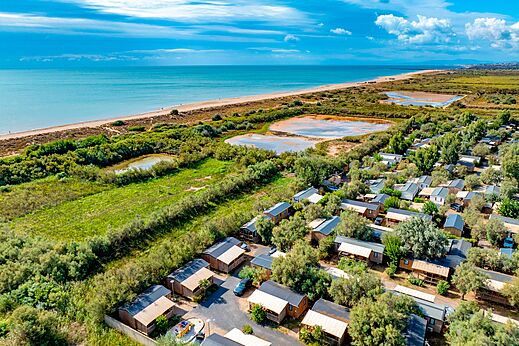 Vista aérea Mobil-homes y playa del camping CAPFUN Lou Village en Vendres (34).