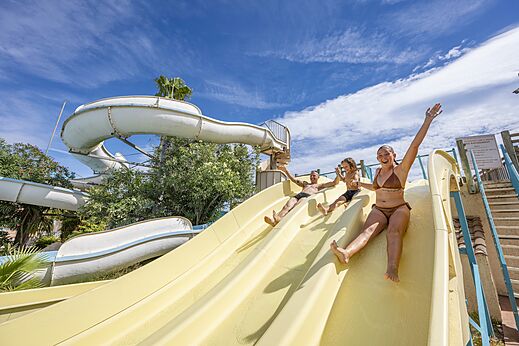 Familia feliz en tobog�n acu�tico gigante en CAPFUN Lou Village, Vendres (34).