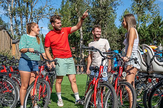 Bicicletas rojas de alquiler para paseos en el camping CAPFUN Lou Village en Vendres (34).