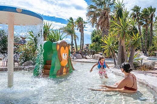 Piscina con tobogán de mono y juegos de agua en el camping CAPFUN Lou Village en Vendres.
