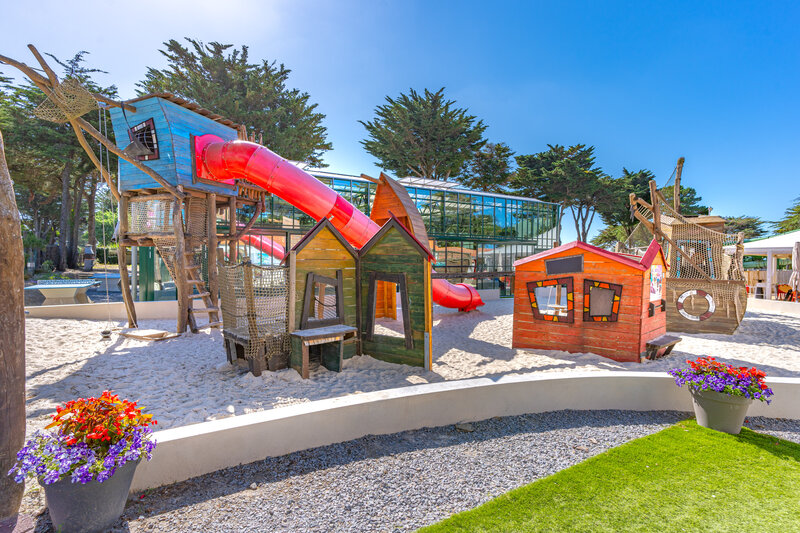 Juego Carabouille - Zona de juegos infantil, tobog�n, estructuras madera en CAPFUN Madrague PORNIC (44).