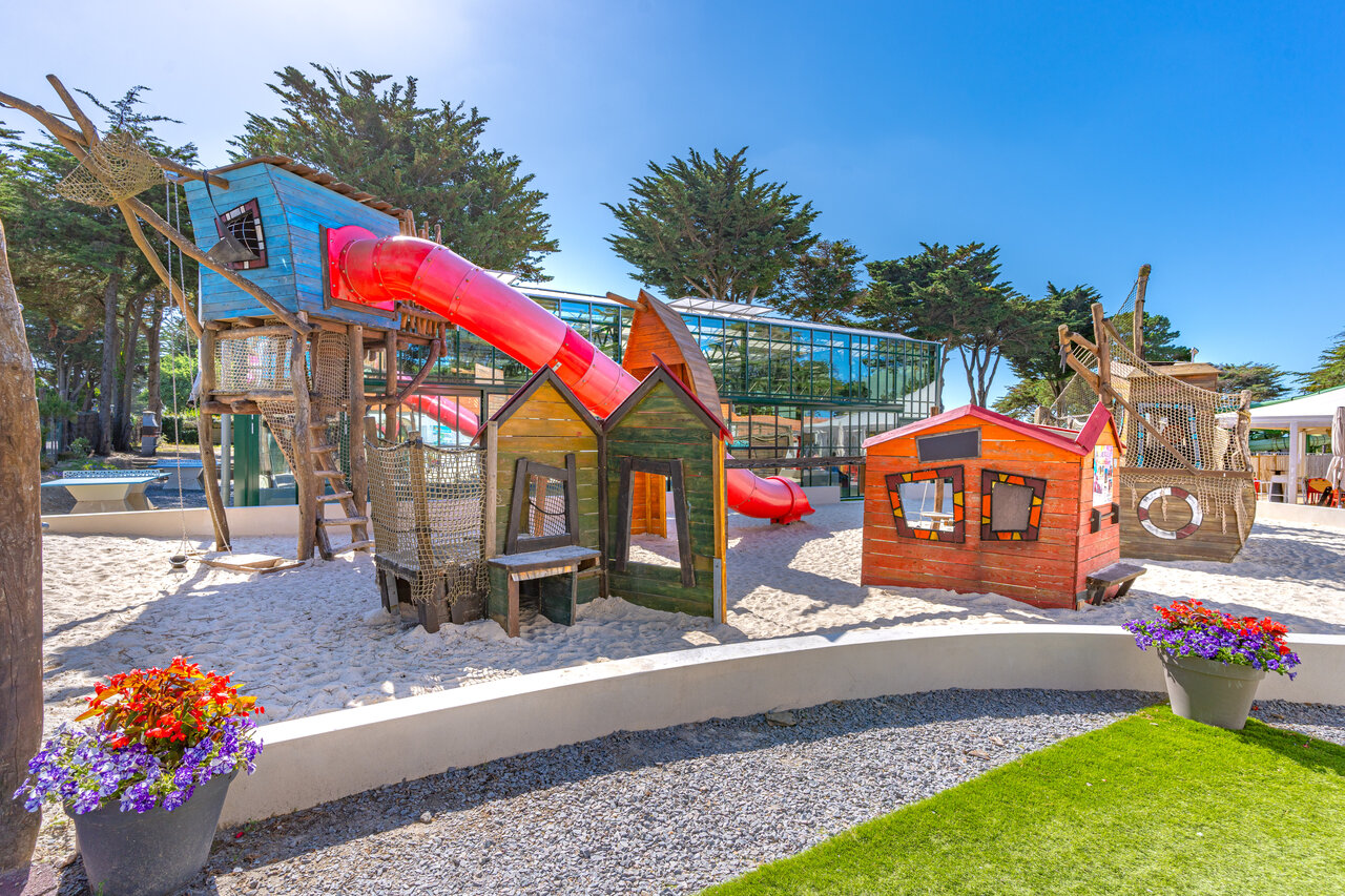 Zona de juegos infantil, tobog�n, estructuras madera en CAPFUN Madrague PORNIC (44).