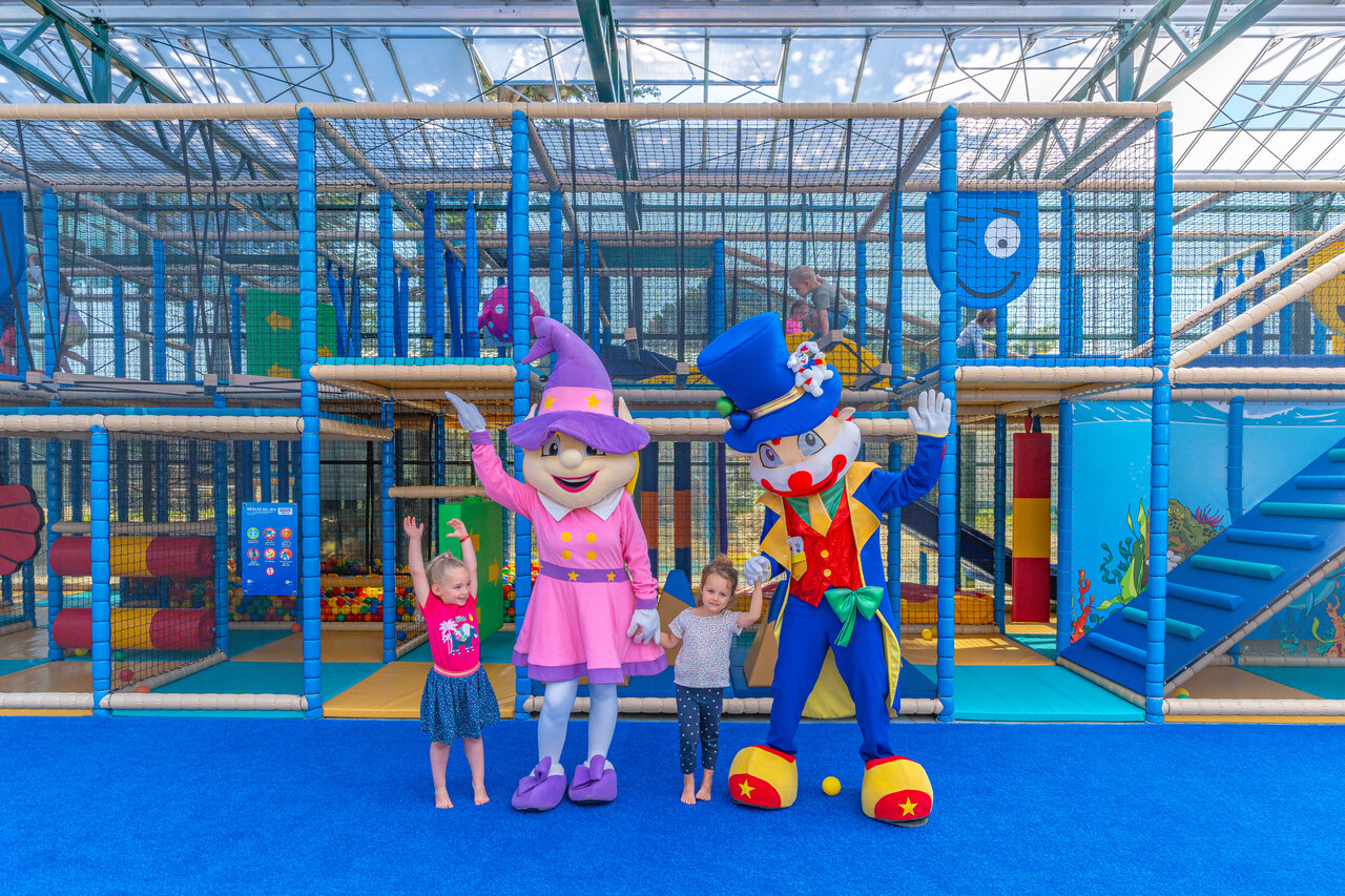 Zona de juegos interior con mascotas y ni�os en el camping CAPFUN Madrague en PORNIC (44).