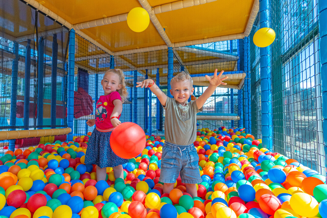 Ni�os jugando en piscina de bolas en el camping CAPFUN Madrague en PORNIC (44).