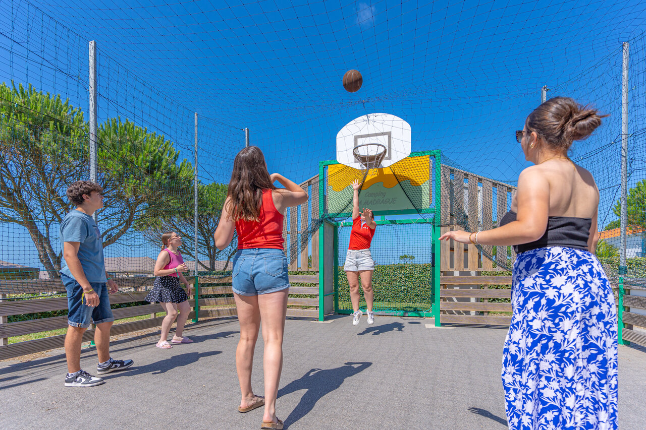 J�venes jugando baloncesto en la cancha del camping CAPFUN Madrague en PORNIC (44).