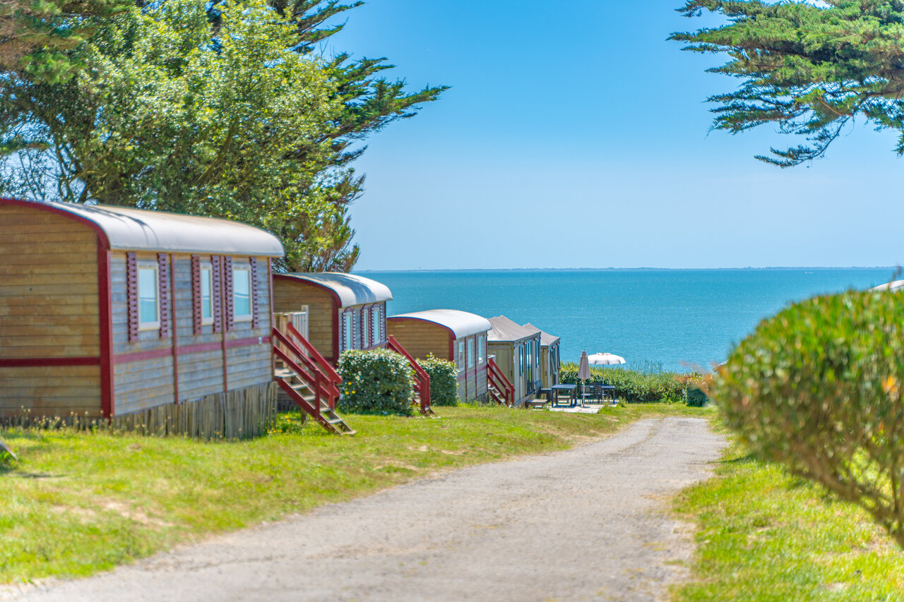 Roulottes de madera con vista al mar en CAPFUN Madrague, PORNIC (44).