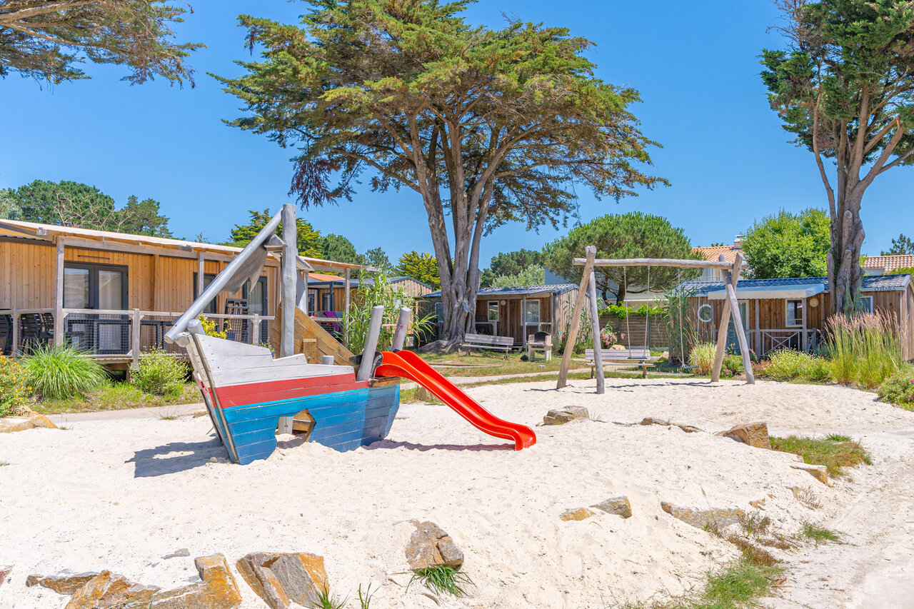 Parque infantil con barco, tobog�n y columpio en el camping CAPFUN Madrague en PORNIC.