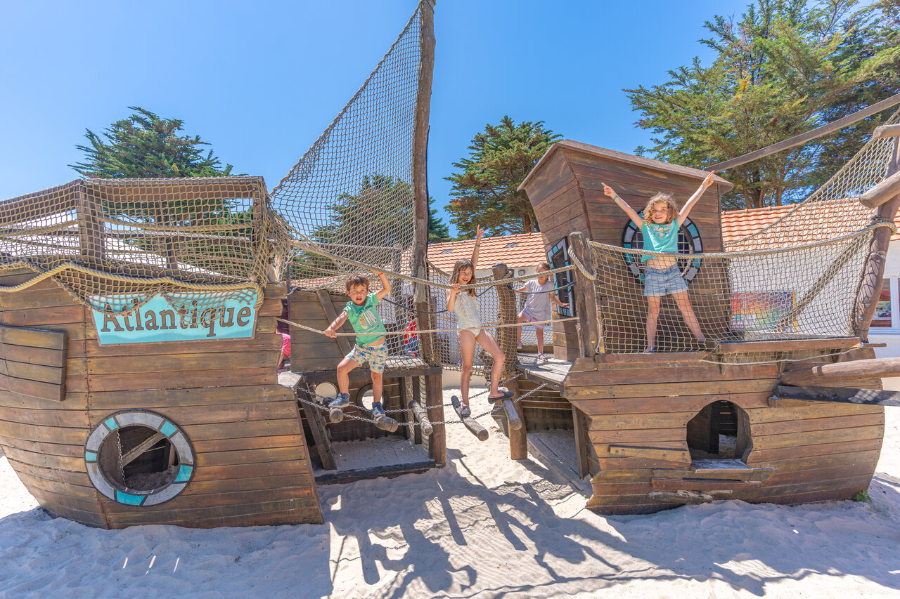 Zona de juegos barco pirata con ni�os felices en camping CAPFUN Madrague en PORNIC (44).