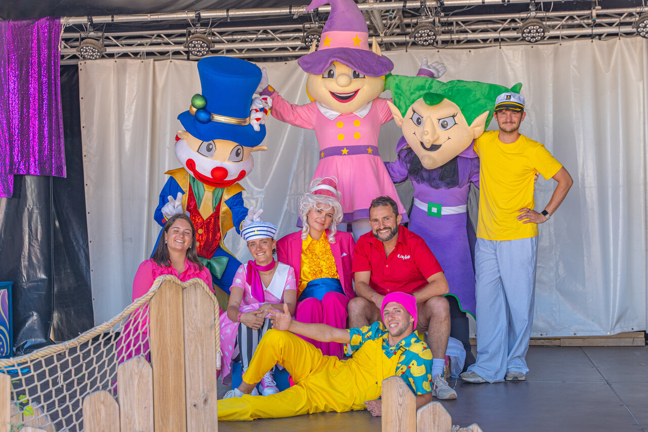 Mascotas y equipo de animaci�n sonriente en el escenario del camping CAPFUN Madrague en PORNIC (44).