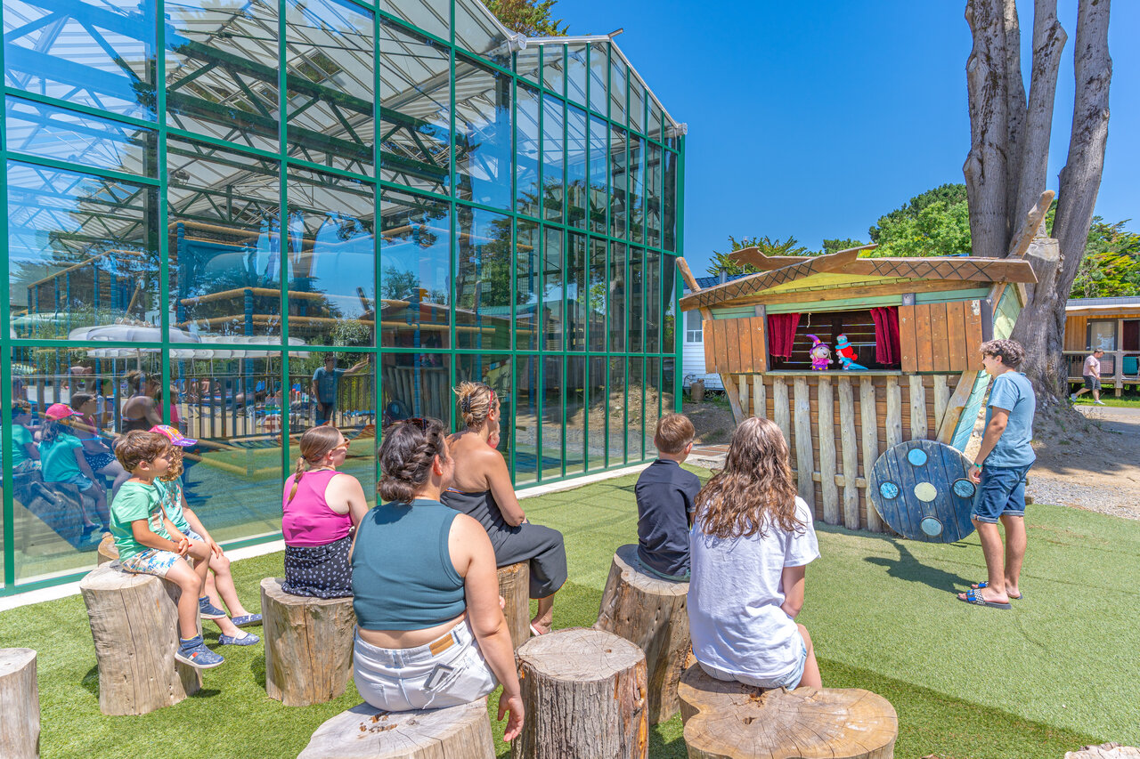 Espect�culo de marionetas y zona de juegos cubierta en camping CAPFUN Madrague en PORNIC (44).