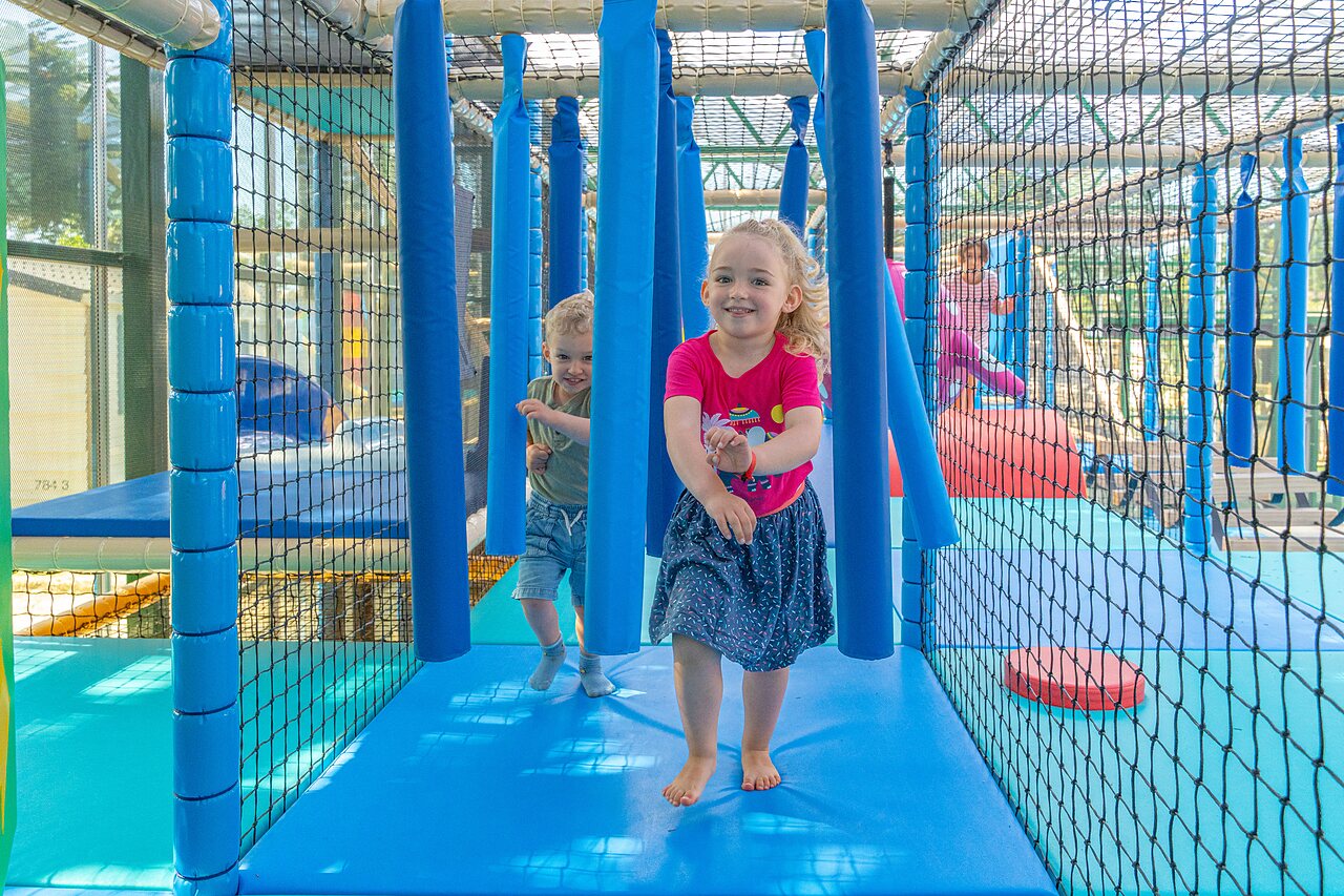 Ni�os en estructura de juegos interior en el camping CAPFUN Madrague en PORNIC (44).