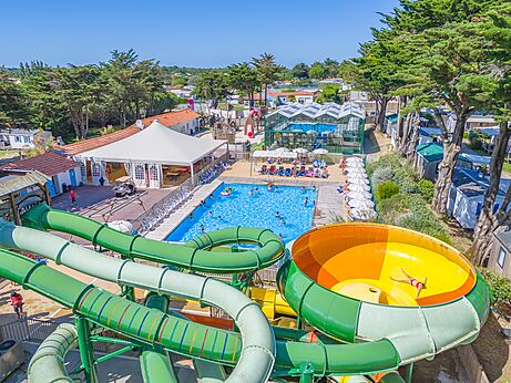 Toboganes acuáticos gigantes y piscina exterior en el camping CAPFUN Madrague, PORNIC (44).